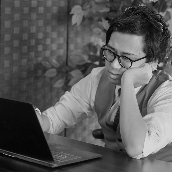 パソコンしている人