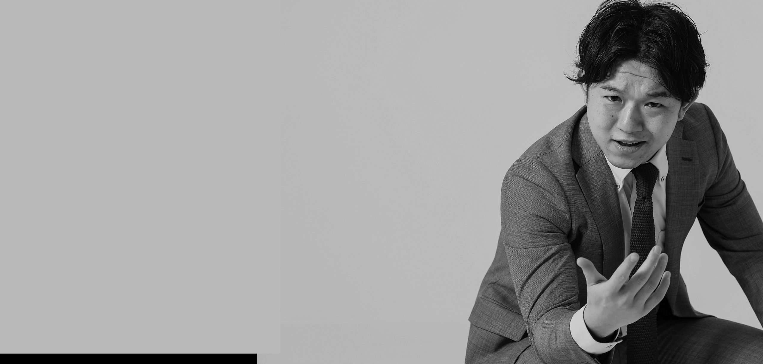 壁から顔を出す人